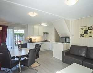 Gezellige eet- en woonkamer in bungalow bij Recreatiebedrijf Wim Koppejan, Zoutelande, Walcheren, met veel natuurlijk licht.