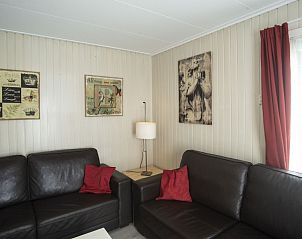 Comfortabele zithoek in bungalow bij Recreatiebedrijf Wim Koppejan, Zoutelande, Walcheren, met stijlvolle decoraties.