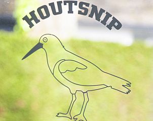 Detail van Bungalow Houtsnip in Zoutelande, Walcheren, met houtsnip logo op glas.