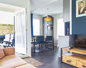 Gezellige woonkamer van Bungalow Houtsnip in Zoutelande, Walcheren, met comfortabele zithoek.