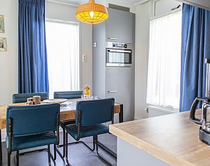 Eethoek in Bungalow Houtsnip in Zoutelande, Walcheren, met moderne inrichting en veel licht.