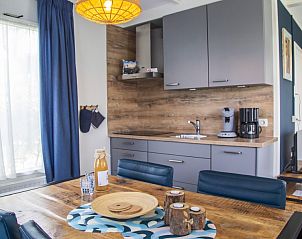 Keuken van Bungalow Houtsnip in Zoutelande, Walcheren, met stijlvolle afwerking en apparatuur.