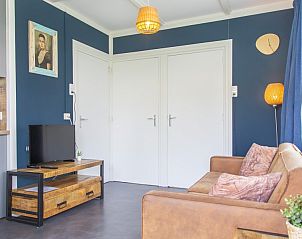Knusse woonkamer in Bungalow Houtsnip, Zoutelande, Walcheren, met televisie en bank.