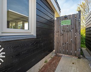 Eetkamer met uitzicht op tuin in vakantiehuis ZE059 in Veere, Walcheren.