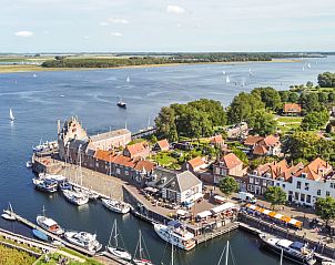 Groene tuin met uitzicht op rivier bij vakantiehuis ZE059 in Veere, Walcheren.