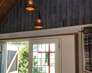 Stijlvolle binnenverlichting van vakantiehuis Zeewinde in Serooskerke, Walcheren, met zicht op de landelijke omgeving van Zeeland.