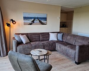 Moderne zithoek in Vakantiewoning Meidoorn, Meliskerke, Walcheren. Stijlvolle inrichting voor een ontspannen verblijf.