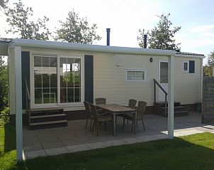 Chalet in Biggekerke bij Vakantieverblijf Uit en Thuis met terras en tuin.