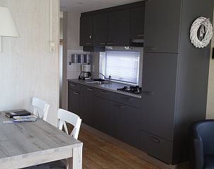 Moderne keuken in chalet bij Vakantieverblijf Uit en Thuis in Biggekerke.