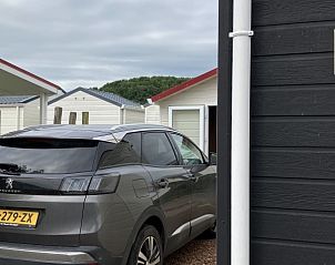 Parkeerplaats bij Meerchalet in Groot Valkenisse, Walcheren, Zeeland, met moderne auto.