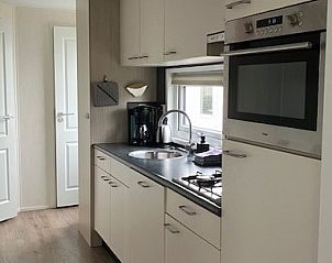 Volledig uitgeruste keuken in Meerchalet in Groot Valkenisse, Walcheren, Zeeland, met moderne apparatuur.