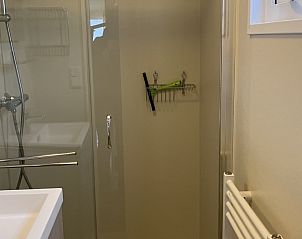Stijlvolle badkamer met douche in Meerchalet in Groot Valkenisse, Walcheren, Zeeland.