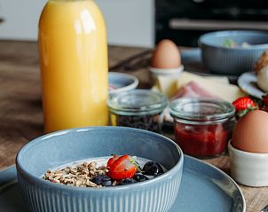Ontbijttafel met verse producten in Vakantiehuis in Ritthem, Walcheren, Zeeland.