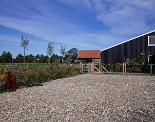 Oprit naar Vakantiehuis in Ritthem, omgeven door bloemen, Walcheren, Zeeland.