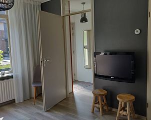 Interieur van Ghistel vakantiehuis in Breskens, Zeeuws-Vlaanderen met comfortabele zitruimte en televisie.