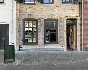 Charmant Klein Herenhuis aan de Kaai in het centrum van Sluis, Zeeuws-Vlaanderen, een uniek vakantiehuis in Zeeland.