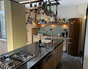 Moderne keuken in Klein Herenhuis aan de Kaai in centrum Sluis, Zeeuws-Vlaanderen, vakantiehuis met stijlvolle inrichting en voorzieningen.