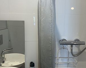 Moderne badkamer in Klein Herenhuis aan de Kaai, Sluis, Zeeuws-Vlaanderen, vakantiehuis in Zeeland met stijlvolle voorzieningen.