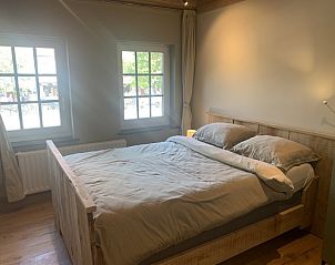 Gezellige slaapkamer in Klein Herenhuis aan de Kaai, een uniek vakantiehuis in het centrum van Sluis, Zeeuws-Vlaanderen, Zeeland.