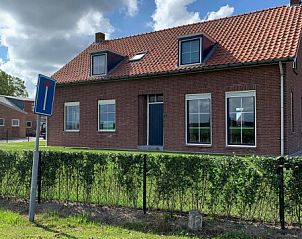 Voorzijde van De groene specht vakantiehuis in Eede, Zeeuws-Vlaanderen, omgeven door groene natuur in Zeeland.
