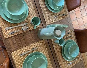 Gezellige eetruimte in De groene specht vakantiehuis, Eede, Zeeuws-Vlaanderen, perfect voor familiediners in Zeeland.