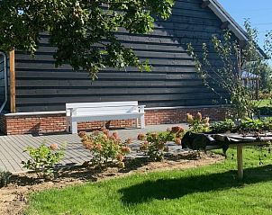 Veranda met zitplek bij Vakantiehuisje in Ovezande, Zuid-Beveland.