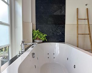 Stijlvol bad in Enjoy for two vakantiewoning, Ovezande, Zuid-Beveland, Zeeland.