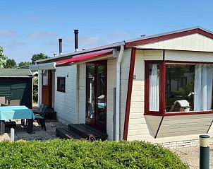 Buitenzijde van 4 Stam vakantiehuis op Ardoer Camping in Zuid-Beveland, compleet met terras en tuin