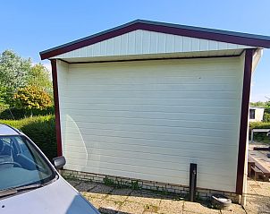 Parkeerplaats bij 4 Stam chalet op Ardoer Camping, Zuid-Beveland, Zeeland