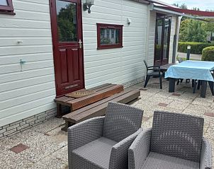 Terras met zitplaatsen bij 4 Stam vakantiehuis op Ardoer Camping, Zuid-Beveland