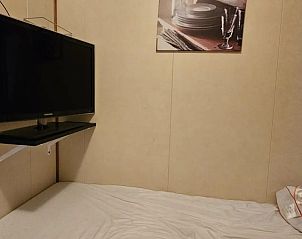Slaapkamer met televisie in 4 Stam vakantiehuis, Ardoer Camping, Zuid-Beveland