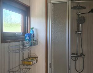 Douche in badkamer van 4 Stam vakantiehuis, Ardoer Camping, Zuid-Beveland