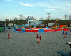 Speelplaats met glijbaan bij Ardoer Camping, Zuid-Beveland, ideaal voor gezinnen in 4 Stam chalet