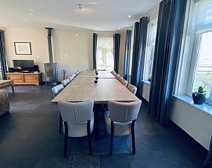 Eettafel met uitzicht in VZ250 Groepsaccommodatie Goes, ideaal voor gezellig dineren.