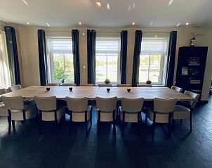 Lichte keukenruimte in VZ250 Groepsaccommodatie Goes met uitzicht op de tuin.