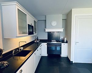 Ruime badkamer met dubbele wastafel in VZ250 Groepsaccommodatie Goes.