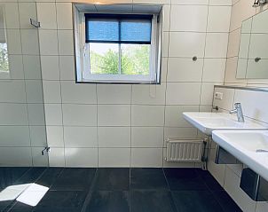 Elegante badkamer met dubbele wastafel en sauna in VZ250 Groepsaccommodatie Goes.