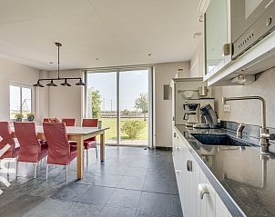 Moderne keuken in vakantiehuis ZE250, Goes, met eethoek en stijlvolle inrichting.