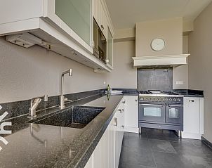 Vakantiehuis ZE250 in Goes met traditionele architectuur en groene omgeving.