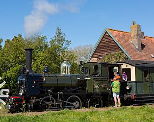 Comfortabele slaapkamer met houten meubels in vakantiehuis ZE250, Goes, Zeeland.