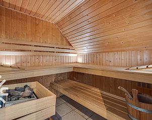 Detail van de eettafel in vakantiehuis ZE250, Goes, met decoratieve elementen.