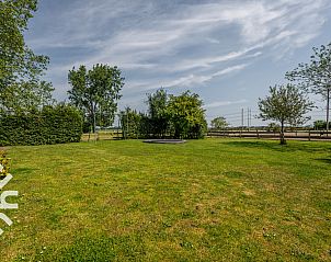 Groene tuin met uitzicht op weilanden bij vakantiehuis ZE250 in Goes, Zeeland.