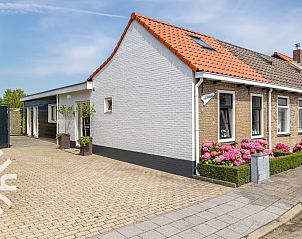 Strak ontworpen badkamer in vakantiehuis ZE207, Oud Sabbinge, met moderne voorzieningen.