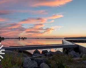 Lichte woonkamer van vakantiehuis ZE207 in Oud Sabbinge, met toegang tot zonnig terras.