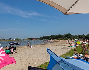 Woonkamer van vakantiehuis ZE207, Oud Sabbinge, met uitzicht op de tuin in Zuid-Beveland.