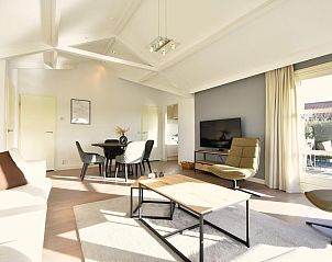 Moderne woonkamer van Zon en Zee vakantiehuis in Kattendijke met veel natuurlijk licht.