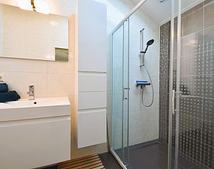 Stijlvolle badkamer in Zon en Zee vakantiehuis, Kattendijke met moderne voorzieningen.