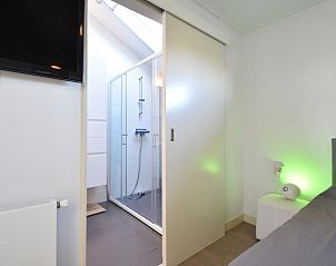 Slaapkamer met en-suite badkamer in Zon en Zee vakantiehuis, Kattendijke, Zeeland.