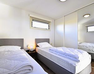 Lichte en luchtige slaapkamer in Zon en Zee vakantiehuis, Kattendijke, ideaal voor kinderen.