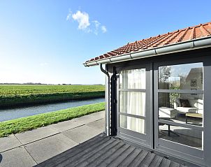 Uitzicht vanaf het terras van Zon en Zee vakantiehuis, Kattendijke, met kanaal en velden.